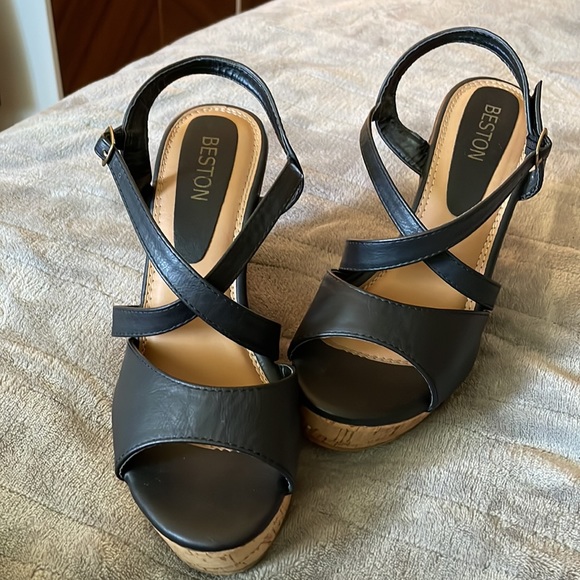 Beston black and cork wedge heel with buckle closure SZ 8 - Picture 6 of 9